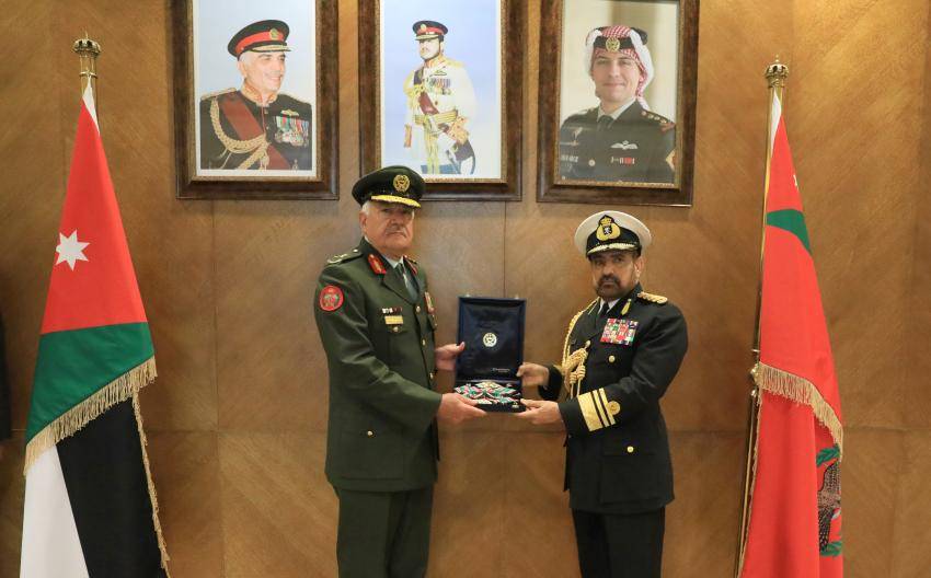 رئيس هيئة الأركان المشتركة يستقبل نظيره العُماني