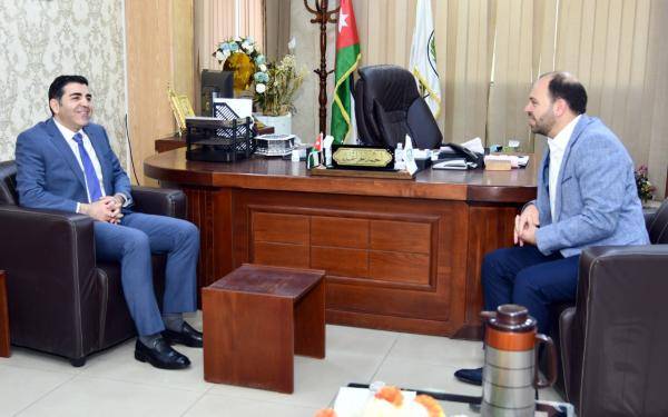 وفد من جامعة العلوم والتكنولوجيا الأردنية يزور بلدية الرمثا