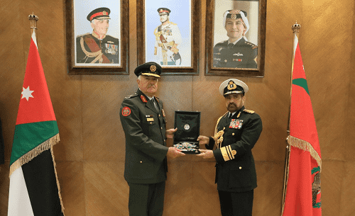 الأردن يقلد رئيس أركان عُمان وسام الاستحقاق