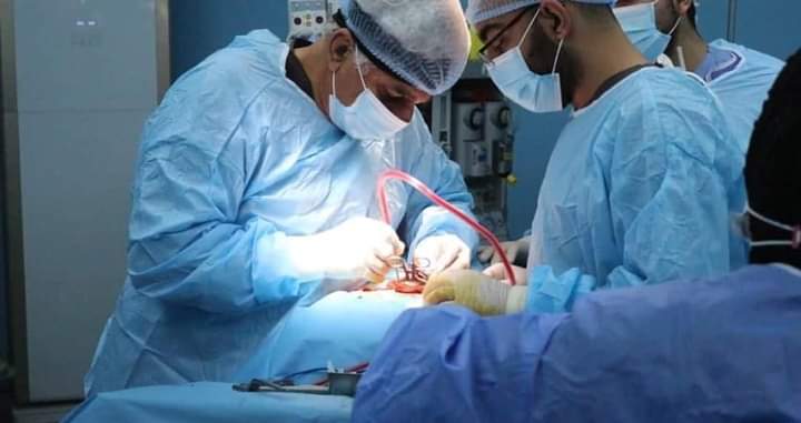 طبيب عراقي يجري العمليات الجراحية مجانا لمئات المرضى رغم تقاعده