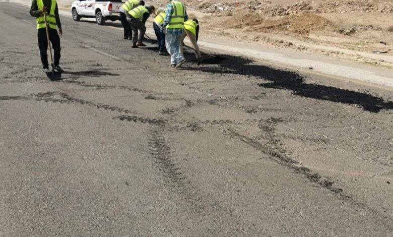 أشغال العقبة تباشر اعمال الصيانة الروتينية على طريق القويرة العقبة