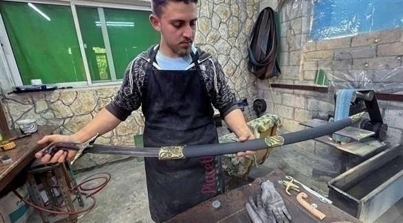 أردني يصنع السيوف من قطع غيار السيارات