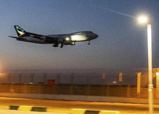 طائرة صينية تخرج عن المدرج وتشتعل فيها النيران