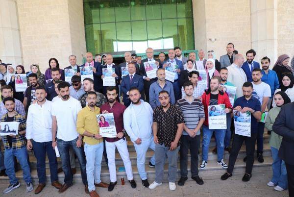 اليرموك تنظم وقفة للتنديد بـ اغتيال خريجتها الإعلامية أبو عاقلة