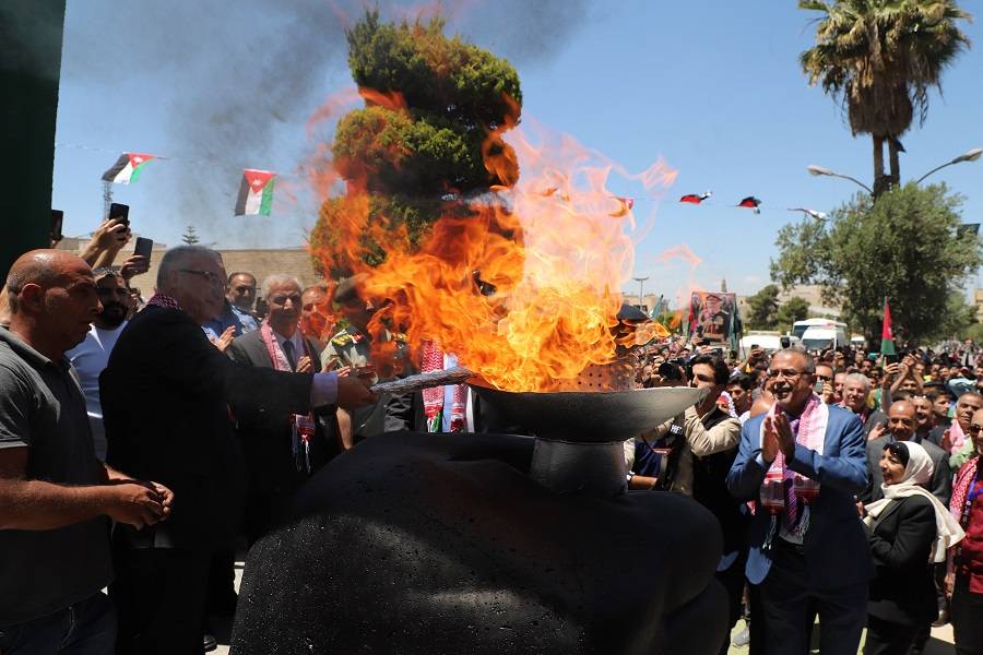 اليرموك تحتفل بالأعياد الوطنية بإيقاد شعلتها.. صور