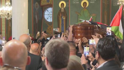 وصول جثمان الشهيدة شيرين أبو عاقلة إلى كنيسة الروم الكاثوليك في القدس المحتلة