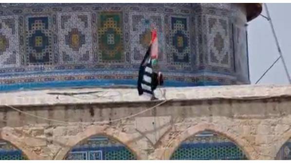 شاب فلسطيني يرفع العلم الأردني فوق قبة الصخرة بالأقصى