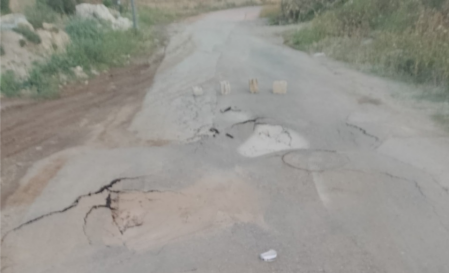 انهيار شارع في عين الباشا .. والمياه تحمل الصرف الصحي المسؤولية