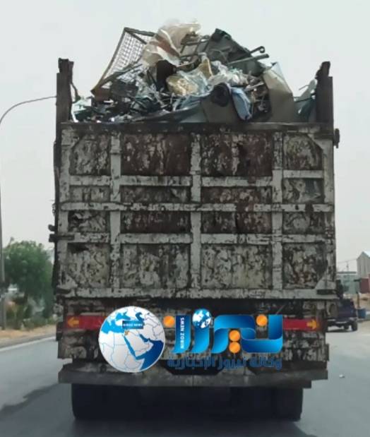أهالي الموقر يطالبون باتخاذ إجراء بالشاحنات المحملة بالخردة.