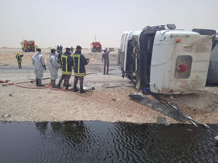 الدفاع المدني يتعامل مع تدهور صهريج  محمل بمادة نفطية وانقلابة على الطريق الصحراوي