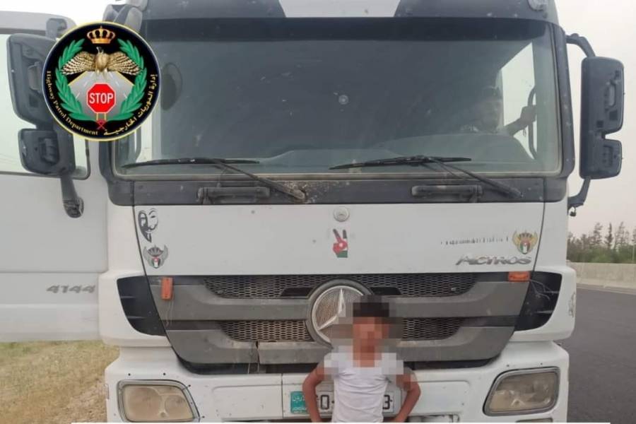 ضبط حدث يبلغ من العمر ١٣ عاما يقود  قلاب  على طريق المطار