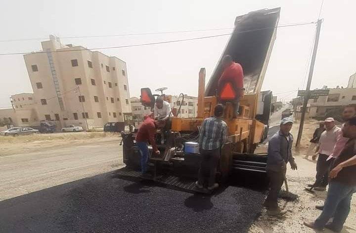 بلدية مادبا :تلزم مقاول بإعادة تعبيد طريق ظهرت بها العيوب_صور