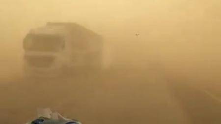 قطع طريق مقاط باتجاه الرويشد لانعدام الرؤية