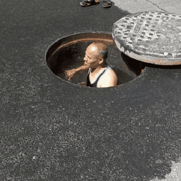 بالصور .. شاهد كيف يغطس موظف وزارة المياه