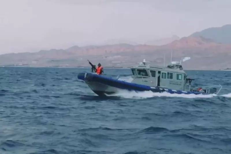القوة البحرية والزوارق الملكية تنقذ مجموعة صيادين من الغرق في خليج العقبة