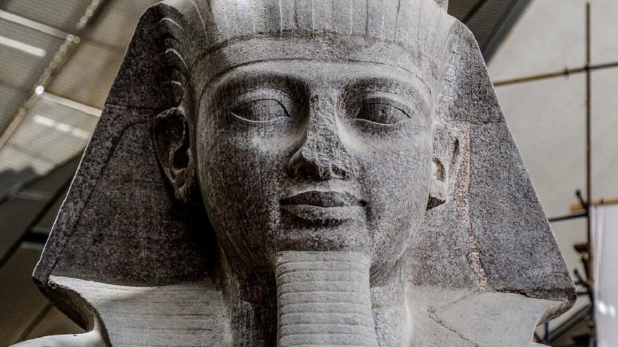 عينا تمثال رمسيس الثاني تثيران الجدل بمصر وخبير يوضح!