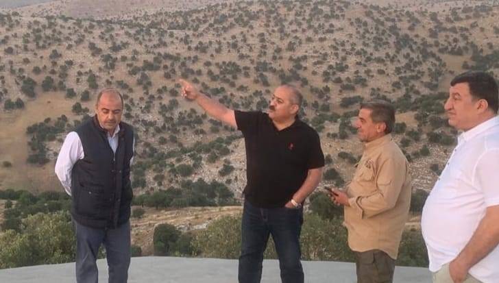 محافظ اربد يتفقد موقع الحرائق في محمية غابات اليرموك الطبيعية .. مصور