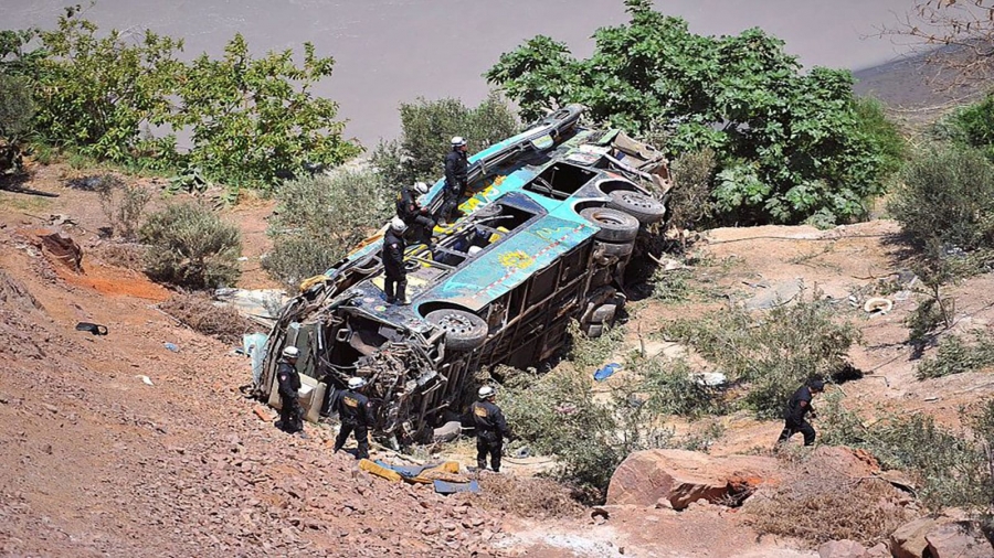 وفاة 11 شخصاً بسقوط  حافلة ركاب في وادي بالبيرو