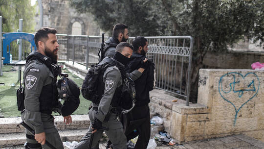 الاحتلال يعتقل 9 فلسطينيين للاشتباه بضلوعهم بعمليات إرهابية