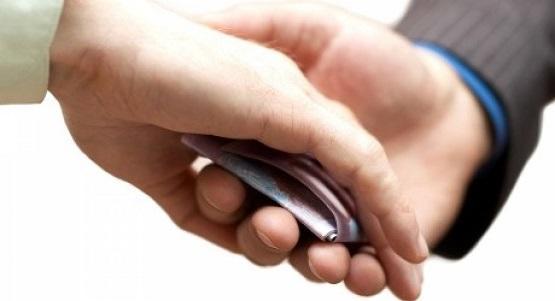 احباط عملية رشوة بالجمارك وتوقيف المرتشي 15 يومًا