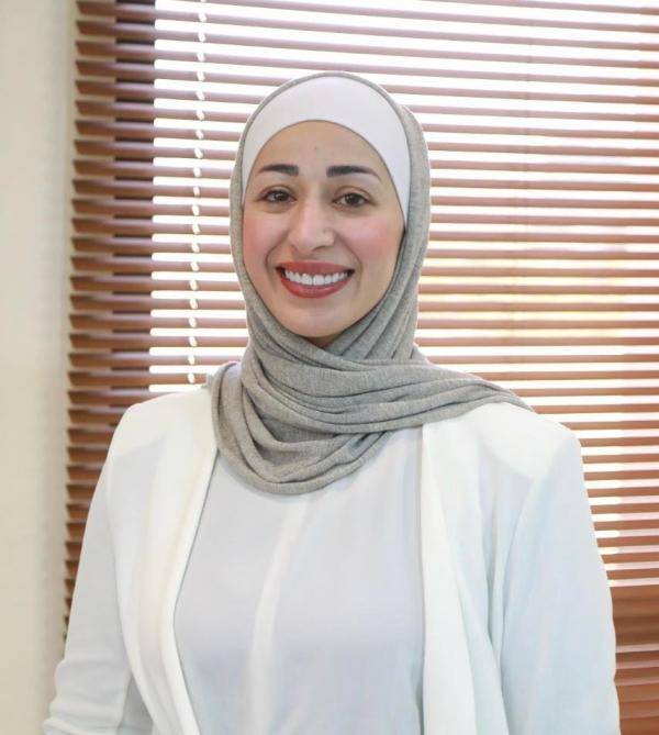 شروق هلال تحصل على جائزة الموظف المميز يوزارة الاقتصادة الرقمي