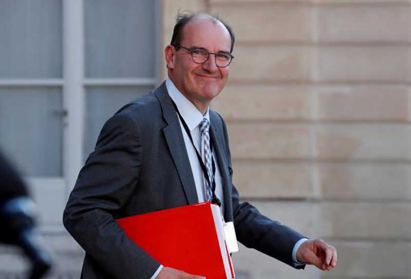 رئيس وزراء فرنسا يقدم استقالته