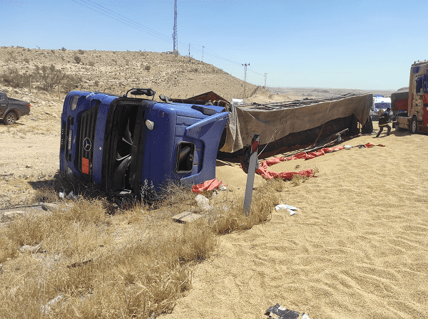 انقلاب شاحنة محملة بالقمح على اوستراد الزرقاء جابر