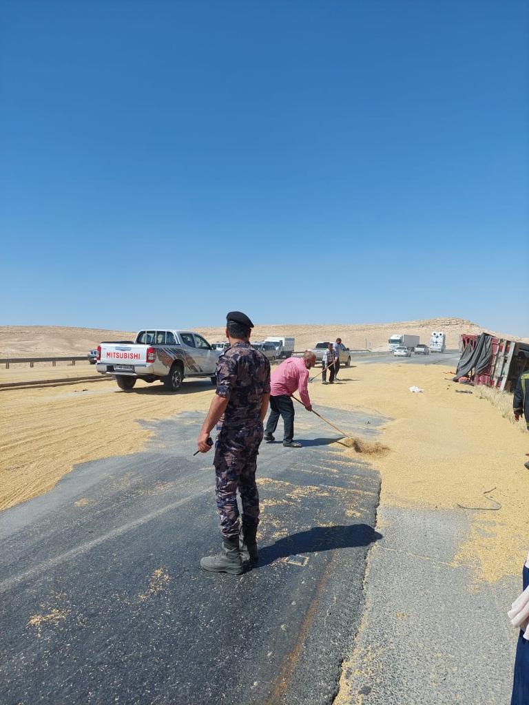 الأشغال: أغلاق جزئي لمسرب من طريق الزرقاء  المفرق بشكل مؤقت بسبب تدهور مركبة شحن محملة بمادة القمح