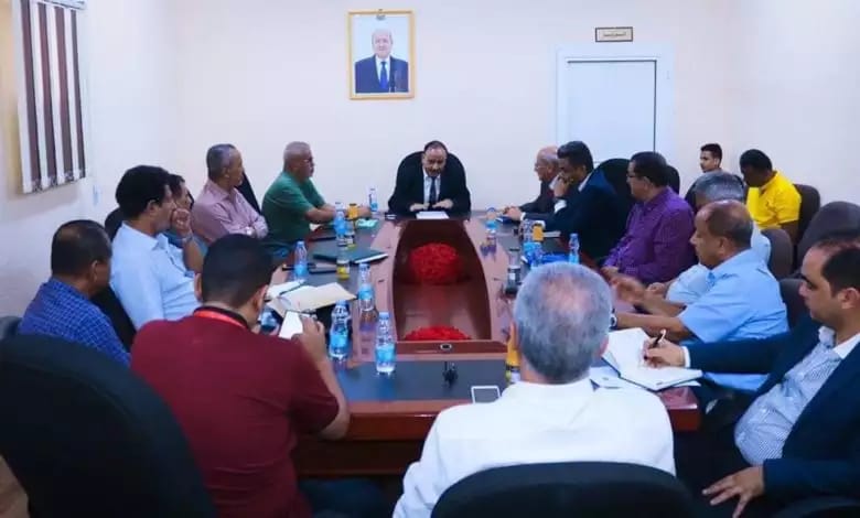وزير النقل في حكومة المناصفة اليمنية يترأس اجتماعاً استثنائياً هاماً بقيادة شركة الخطوط الجوية اليمنية