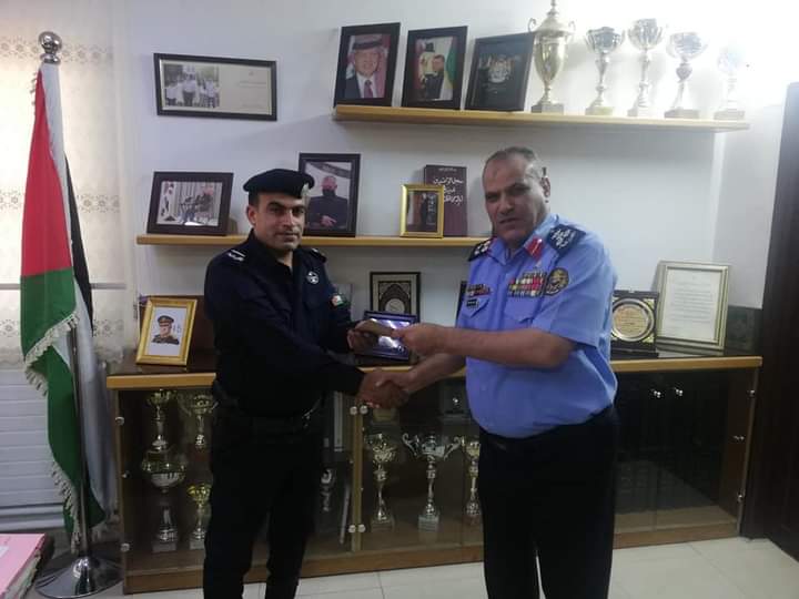 مدير شرطة محافظة الزرقاء يكرم مجموعة من مرتبات النجدة