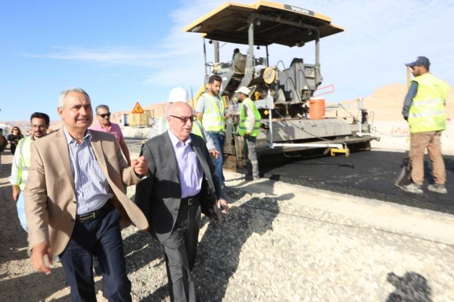 وزير الأشغال يتفقد أعمال مشروع إعادة تأهيل الأجزاء المتبقية الأكثر تضررًا من الطريق الصحراوي
