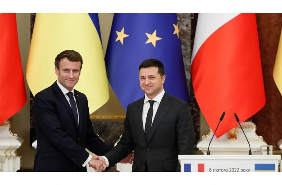 ماكرون لزيلينسكي: سنزيد شحنات الأسلحة الفرنسية لأوكرانيا