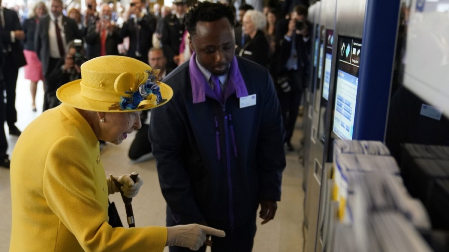 زيارة مفاجئة للملكة إليزابيث إلى محطة مترو غرب لندن...صور