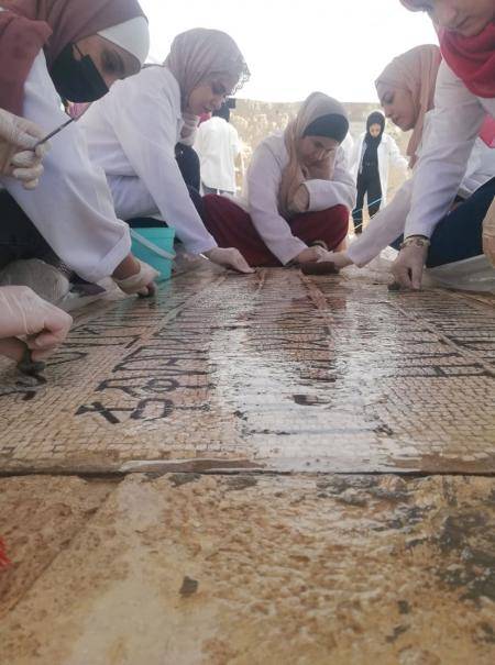 شباب مأدبا يحافظون بأناملهم على لقب مدينة الفسيفساء