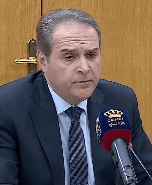 الهواري يطلب من النواب وقف التدخين