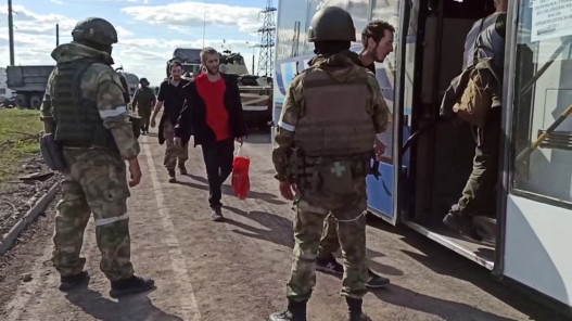 كييف تؤكد استمرار عمليات الإجلاء في آزوفستال وتبدأ أول محاكمة بجرائم حرب