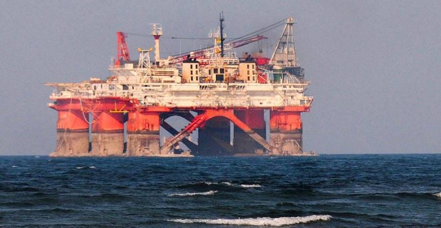 النفط يهوي 2.5