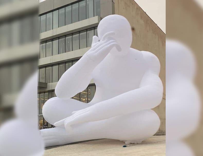 ما قصة الرجل العملاق المهموم في شارع الحرية بعمان؟