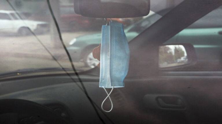 مؤسسات حكومية وخاصة تجبر المراجعين على ارتداء الكمامة وموظفوها غير ملتزمين