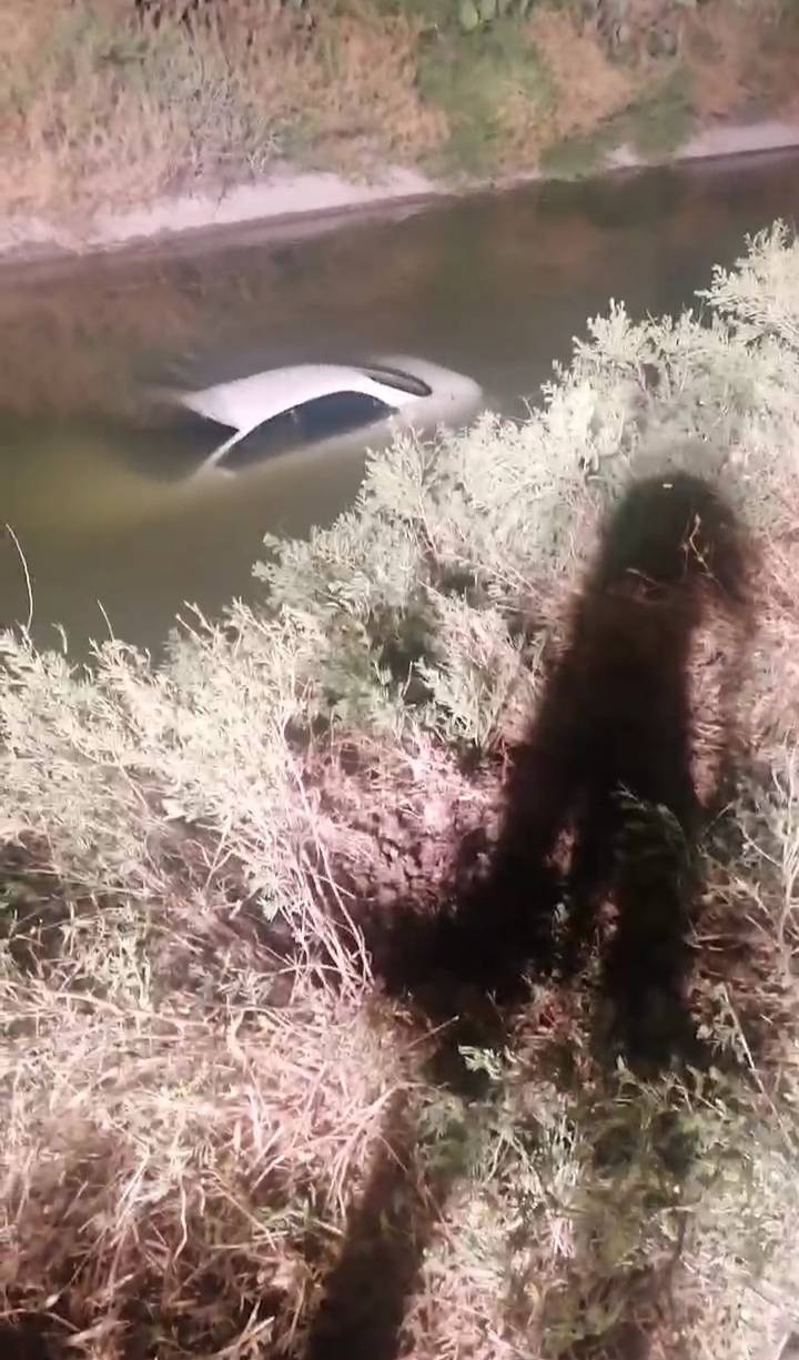 انتشال مركبة سقطت في قناة الملك عبد الله