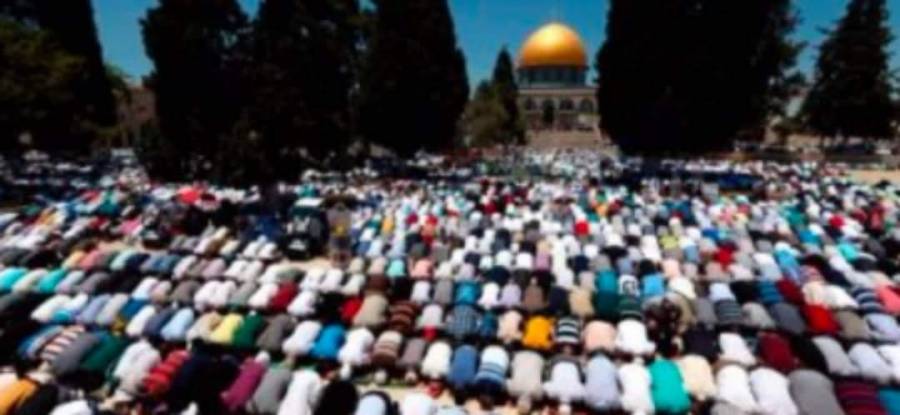 عشرات الآلاف يؤدون صلاة الجمعة في المسجد الأقصى