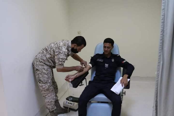 شرطة العقبة تلبي نداء استغاثة مواطن بالتبرع بالدم _صور