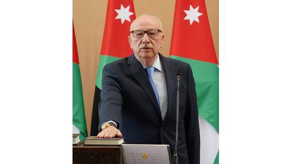 وزير الأشغال يؤكد ضرورة افتتاح طريق الشحن الجوي الأسبوع الحالي