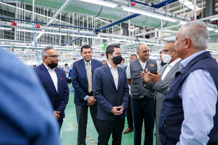 ولي العهد يفتتح مصنعًا للألبسة في العقبة