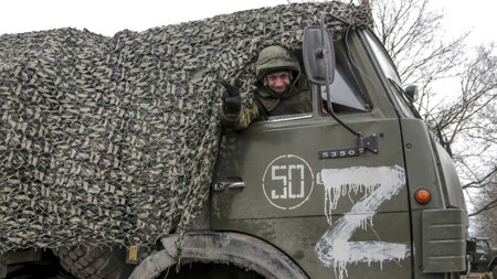أوكرانيا تحظر رمزي الحرب الروسية (z) و (v)