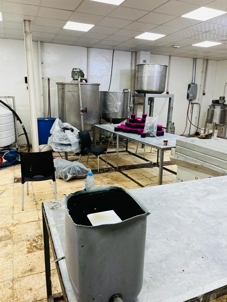 مهيدات: إغلاق مصنع مواد تجميل مخالف ضبط لديه ٣٠طنًا من مواد منتهية الصلاحية