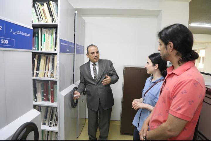 اهداء إنجازات العالم عواد لمكتبة البحوث الزراعية