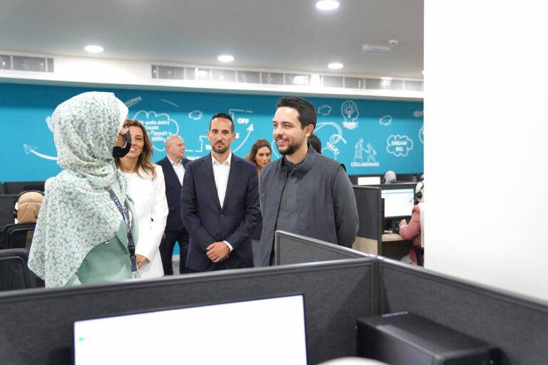 ولي العهد يفتتح فرعًا لشركة دولية في العقبة