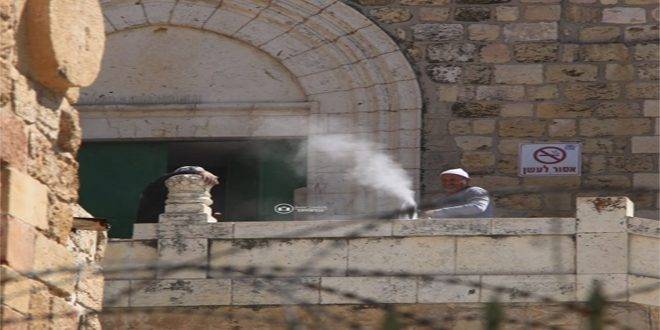 قوات الاحتلال تهدم جزءاً من درج الحرم الإبراهيمي في الخليل