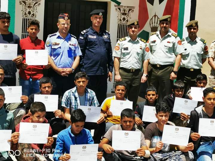 تخريج دورة اصدقاء الامن العام في مدرسة البترا الثانوية للبنين  ام صيحون